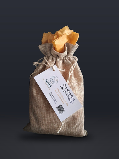 Box mastication Halloween NAÏA : sac en toile de jute avec l'étiquette « Des friandises, pas de bêtises ! »